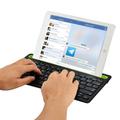 Univerzális kétcsatornás bluetooth billentyűzet telefon- és tablettartóval, fekete Univerzális kétcsatornás bluetooth billentyűzet telefon- és tablettartóval, fekete
