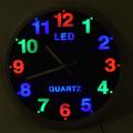 Fémkeretes analóg quartz falióra színes LED számlappal, 25.5 cm Fémkeretes analóg quartz falióra színes LED számlappal, 25.5 cm