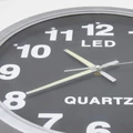 Fémkeretes analóg quartz falióra színes LED számlappal, 25.5 cm