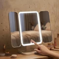LED megvilágítású kozmetikai sminktükör, 3 részes összehajtható kialakítás, 2x és 3x nagyítás, állítható színhőmérséklet, usb-c töltés