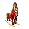 Zenélő, interaktív plüss hintaállat, hintaló, lábtartóval, rozsdabarna színben, nagy