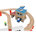 Fából készült vasútpálya szett gyerekeknek, elektromos vonattal, kiegészítőkkel, 3,9 m-es pályával, 89 db-os készlet
