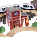 Fából készült vasútpálya szett gyerekeknek, elektromos vonattal, kiegészítőkkel, 4,8 m-es pályával, 70 db-os készlet