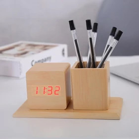 Világosbarna fa hatású asztali óra, hőmérő, ébresztő és tolltartó