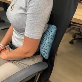 Ortopédikus hordozható deréktámasz párna, memóriahabos, ergonomikus