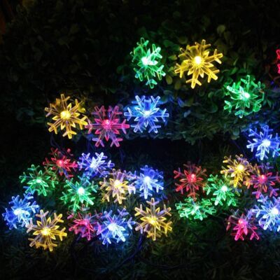 Napelemes színes LED fényfüzér hópehely formákkal, 8 program, 30 LED, 6,5 méter