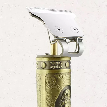 Fém markolatú akkumulátoros precíziós hajnyíró készülék domború motívumokkal, tartozékokkal