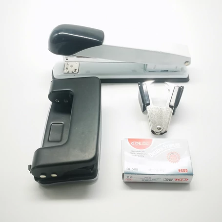 Négyrészes irodai tűzőkészlet, tűzőgéppel, lyukasztóval, fekete