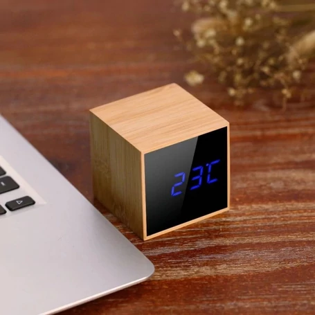 Bambusz borítású programozható digitális ébresztőóra hőmérővel, kék számjegyekkel
