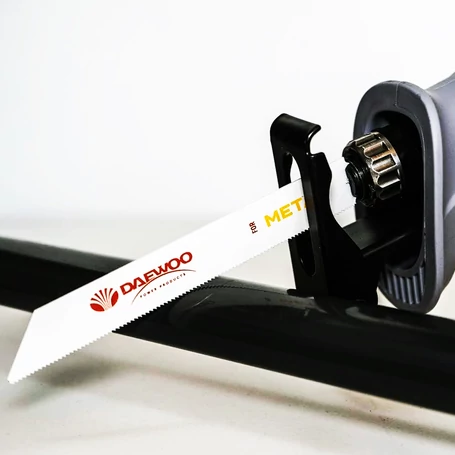Daewoo elektromos orrfűrész, kardfűrész, 800W teljesítménnyel, DARS800
