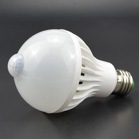 Mozgásérzékelős 7W LED izzó E27 foglalattal, 6500 Kelvin