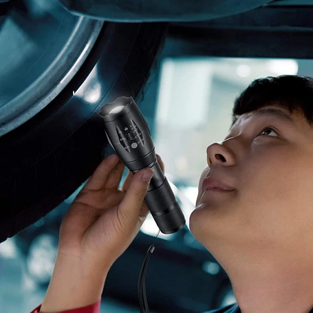 Power Style cseppálló nagy teljesítményű zoom zseblámpa töltővel