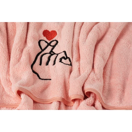 Puha, mikroszálas törölköző hímzett szív mintával, rózsaszín