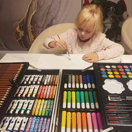 145 részes rajz és festőkészlet gyerekeknek, 4 rekeszes, unikornis mintás fém bőröndben