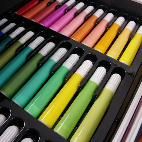 145 részes rajz és festőkészlet gyerekeknek, 4 rekeszes, unikornis mintás fém bőröndben