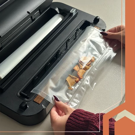 Fóliahegesztő és vákuumozó készülék beépített fóliaadagolóval, élelmiszer-csomagoló gép érintőgombos vezérléssel, 95 kPa és 125 W teljesítménnyel, kettős szivattyú és kettős tömítéssel, fekete - szürke