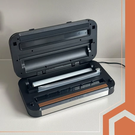 Fóliahegesztő és vákuumozó készülék beépített fóliaadagolóval, élelmiszer-csomagoló gép érintőgombos vezérléssel, 95 kPa és 125 W teljesítménnyel, kettős szivattyú és kettős tömítéssel, fekete - szürke