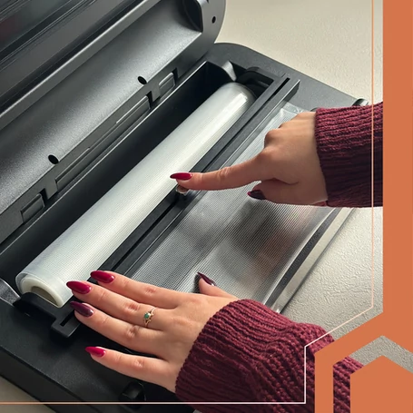 Fóliahegesztő és vákuumozó készülék beépített fóliaadagolóval, élelmiszer-csomagoló gép érintőgombos vezérléssel, 95 kPa és 125 W teljesítménnyel, kettős szivattyú és kettős tömítéssel, fekete - szürke