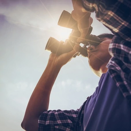 Vadásztávcső 10×-es nagyítással, 168/1000 méteres széles látómezővel, hordtáskával, fekete