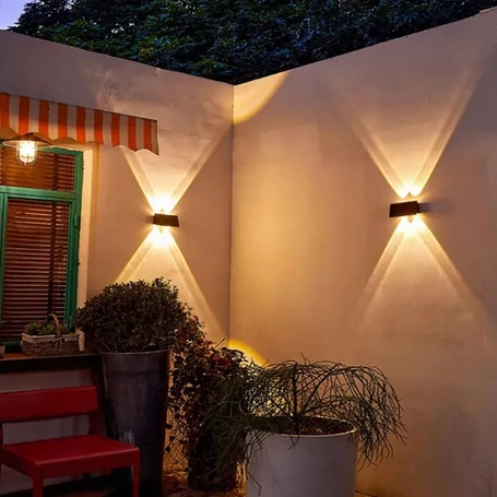 Falra szerelhető, kültéri, napelemes, akkus ledlámpa, 8 ledes