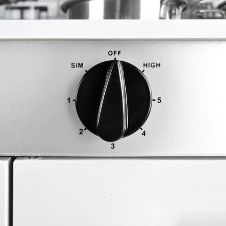 Fából készült játékkonyha, hang- és fényeffektekkel, izgalmas kiegészítőkkel, 80x80x24cm méretben, barna-fehér