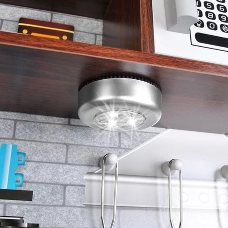 Fából készült játékkonyha, hang- és fényeffektekkel, izgalmas kiegészítőkkel, 80x80x24cm méretben, barna-fehér