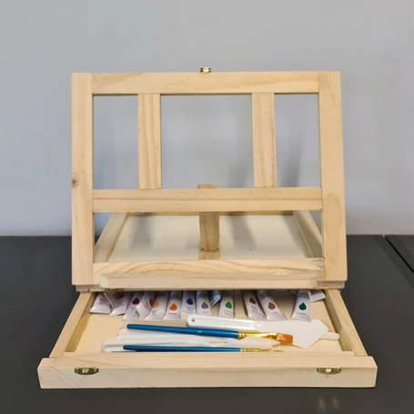 45 részes művészi rajz és festőkészlet praktikus bőröndben, felnyitható fa festőállvánnyal